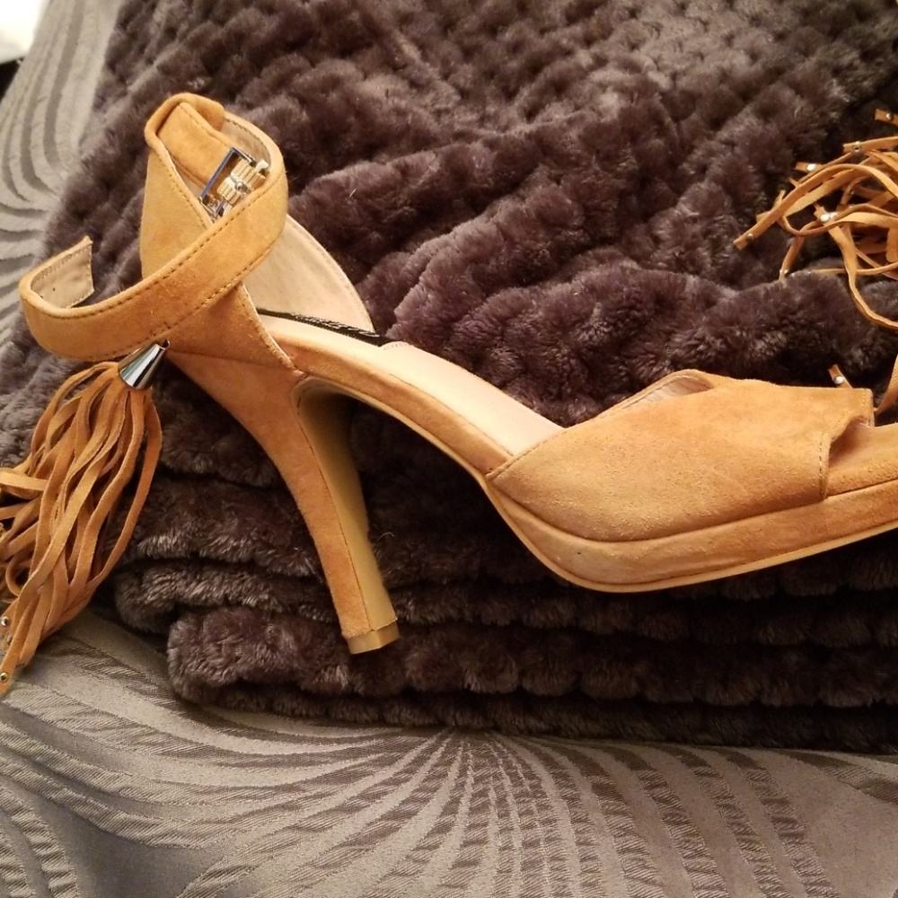 Heels - Picture 2 of 3